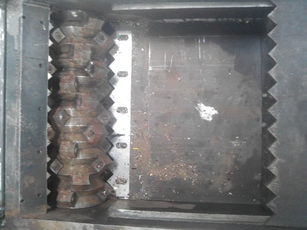 Single Shaft Shredder——Blades crush materials, screen controls discharge size.